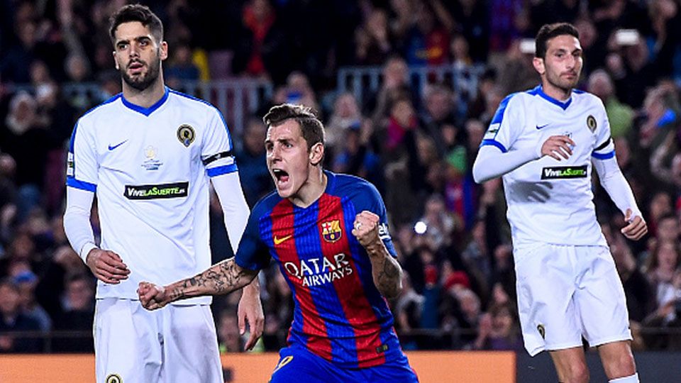 Lucas Digne melakukan selebrasi setelah membobol gawang Hercules. Copyright: © Josep Lago/Getty Images.